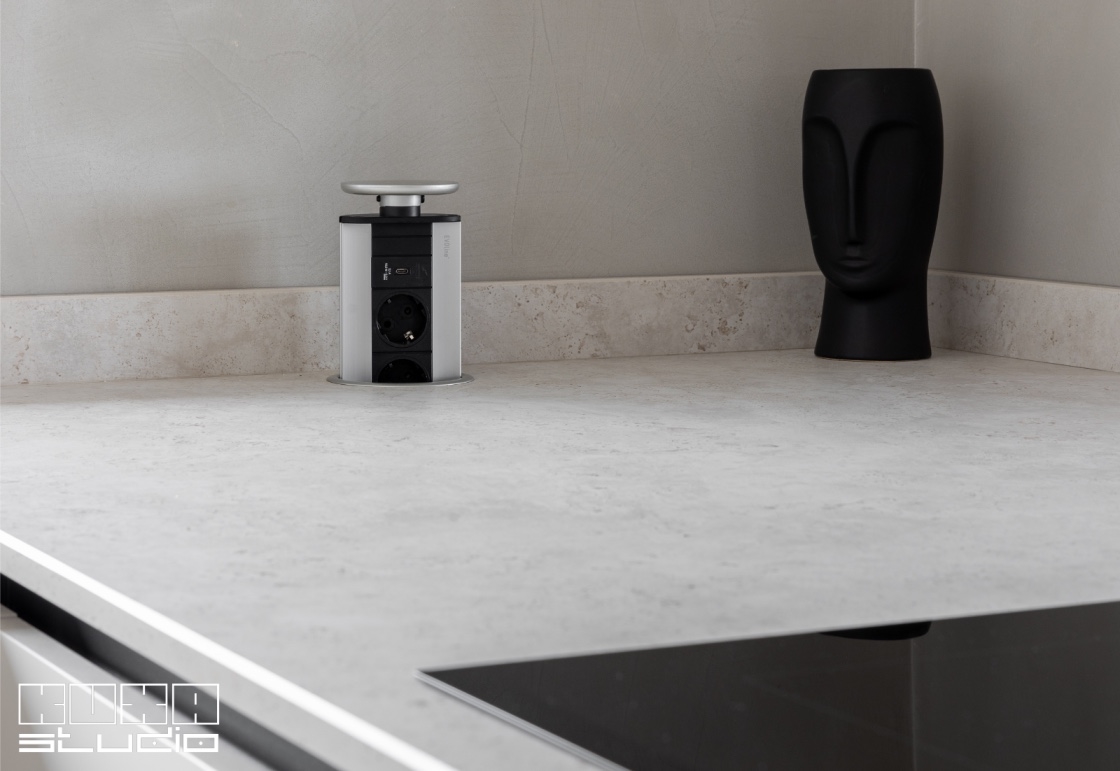 blat de bucatarie Dekton cu priza incorporabile